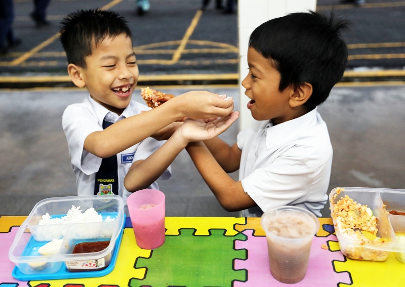 同学之间相互喂食，促进彼此友好关系和交流，也建立和谐融洽的关系。