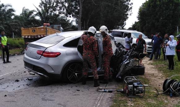 轿车疑失控撞向罗里导致严重车祸，消拯人员到场展开拯救行动。