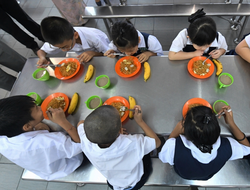 吉隆坡沙叻秀华小周一起推行免费食物补助改善计划，菜单包括主食、水果及饮料。