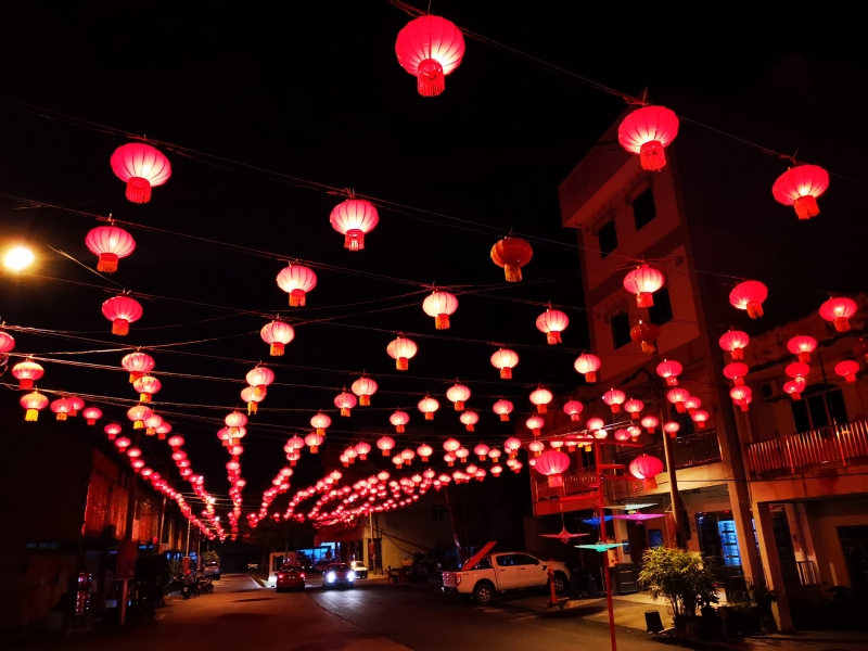配合庆祝新年及莫珍歪开埠百年庆，已挂满红灯笼的莫珍歪大，在除夕当晚会封街，进行倒数迎新春活动。