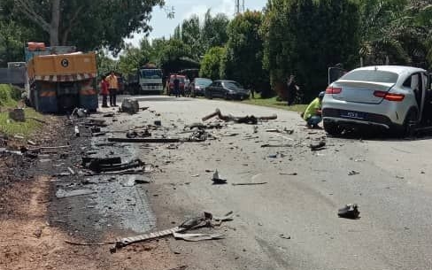  轿车与罗里相撞后，车司机华裔男司机当场丧命，而死者的儿子则受伤。