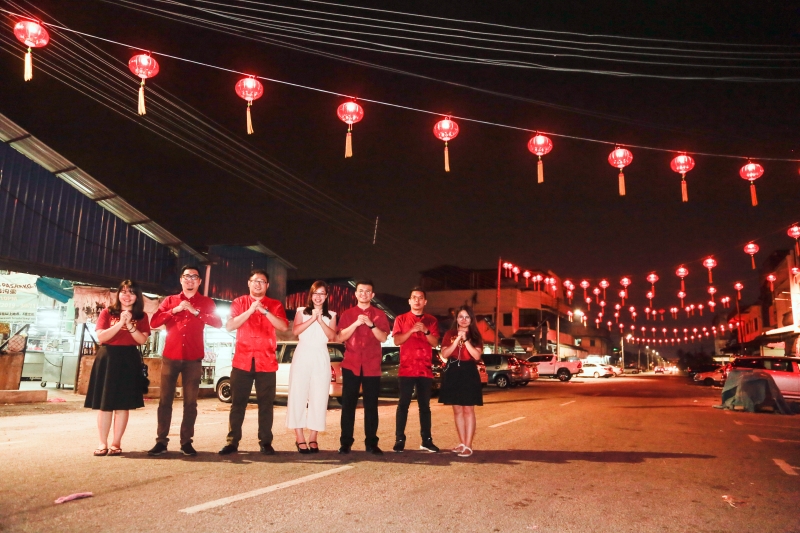 红彤彤的灯笼挂在狮尾巴刹大街为新村新春增添年味。左起：伍致敏、李羿昊、黄家杰、崔慈恩、张迪翔、吴耀君、郑茜雅。