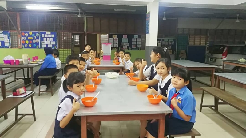 峇株巴辖巴力加礼中华学校学生享用免费早餐。