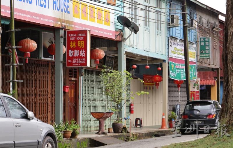 林明新村的店屋自行挂上红灯笼。