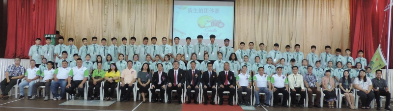 新加入南华独中大家庭的61名初一新生与董家教各机构成员合影。