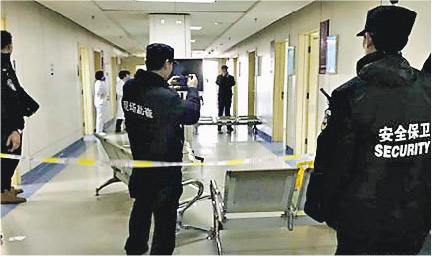 北京朝阳医院发生医生被伤害事件后，大批警察赶到，封锁现在调查。持刀行凶的病患家属则被警方带走。（图：网络照）