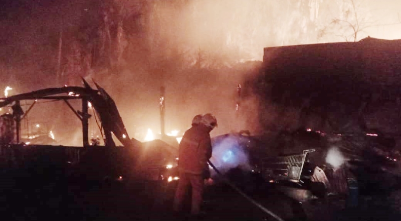 木托盘工厂于凌晨失火，消拯员正在现场灭火。
