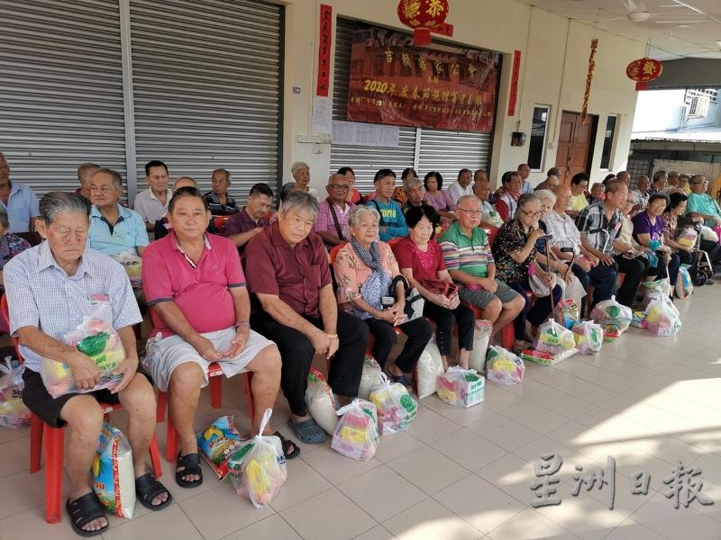 瓜拉吉赖客家举办一年一度的施赠贫老善举，今年共有57位贫老受惠。
