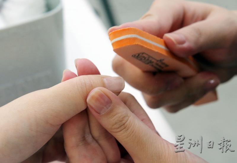 修剪指甲和剪掉死皮后，用指甲锉修磨成所需的形状。