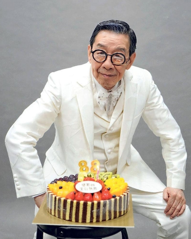 修哥完成拍摄后，工作人员送上蛋糕为他庆祝88岁生日。（香港明报）