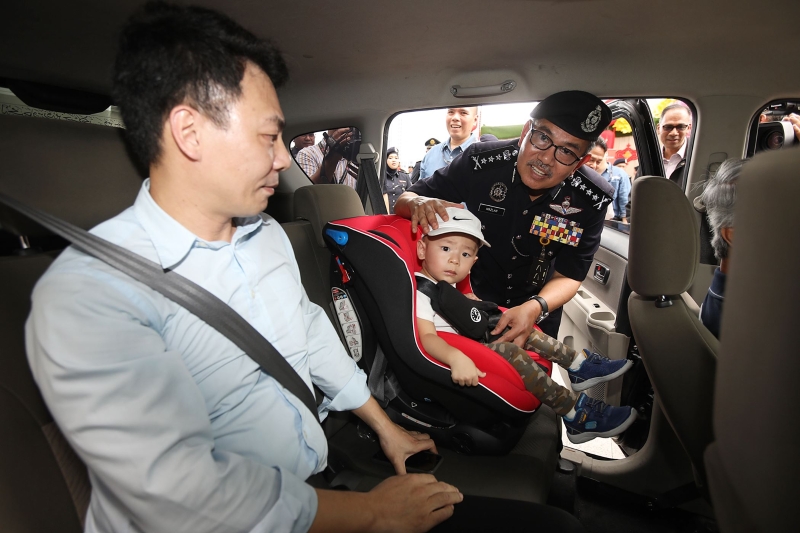 马兹兰（右）主持安装婴儿安全座椅仪式，向民众推广孩童乘车安全意识。