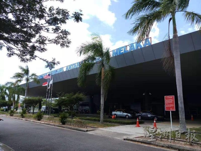 峇株安南国际机场目前有飞往印尼北根峇汝航班，国内航班包括槟城及吉打。