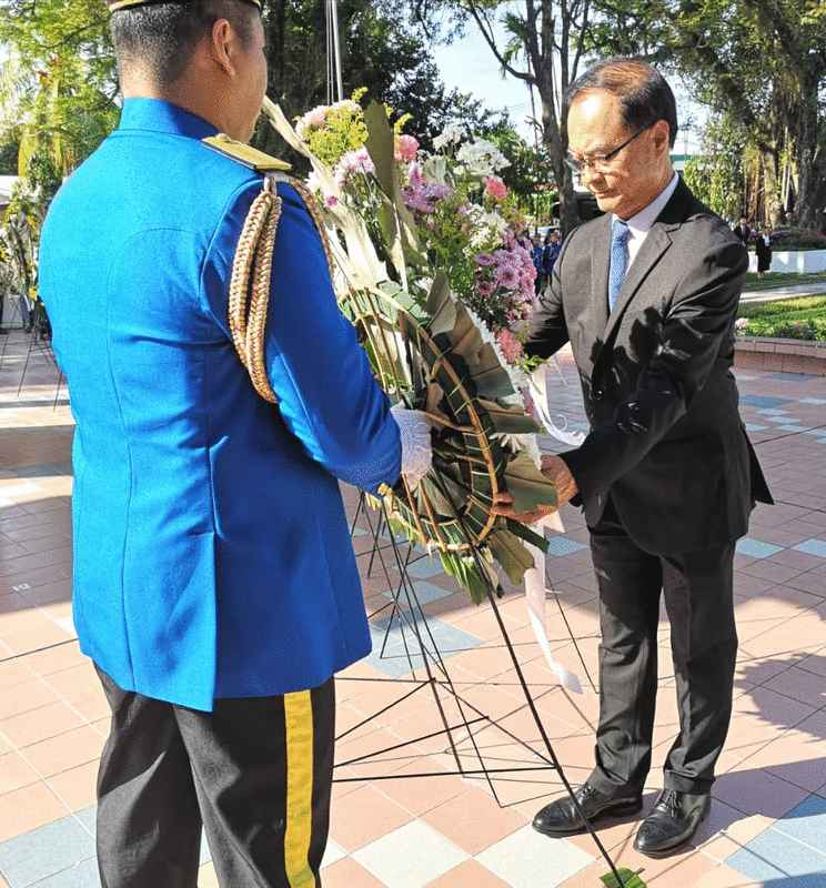 雷远生（右）出席追悼会，并向烈士献花圈。
