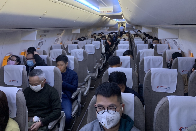 周二晚，由北京飞往武汉的航班上，多数乘客全程戴上口罩。据北京机场工作人员介绍，当班飞机机型可乘坐160人，售出客票近90张。（中新社照片)  