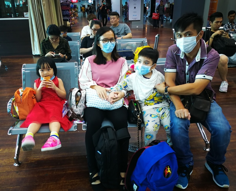 在机场准备登机的民众纷纷戴上口罩，做好防护措施。