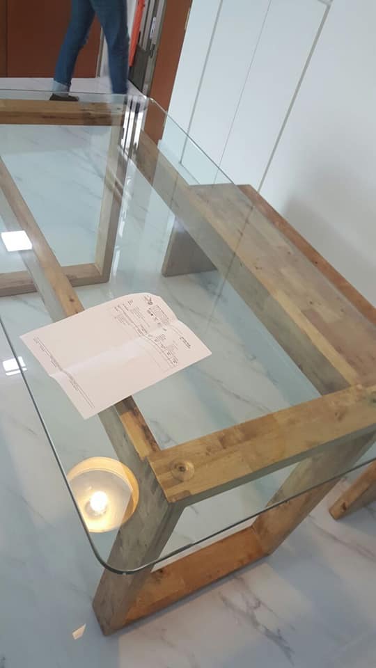 朱女士和丈夫去年6月在家具公司买下这张钢化玻璃面的桌子。