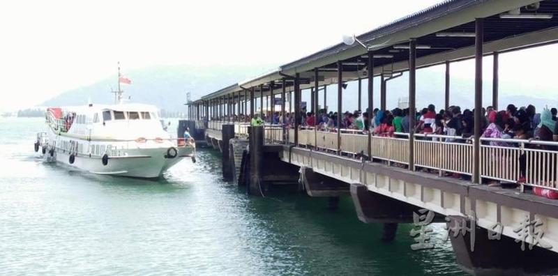 邦咯岛被列为免税岛后供岛民出入的吉灵丸码头关闭，导致岛民必须和游客一同塞在邦咯码头等待出岛。（照片来源：邦咯岛民）