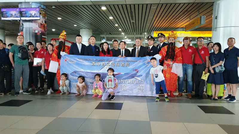 长龙航空与北京顺天旅行社签署战略合作协议后开通西安直飞亚庇包机航班，并在华人新年来临前带来167名中国游客。