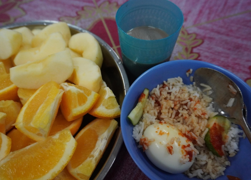 椰浆饭是免费食物补助改善计划的餐点之一，也提供水果和美禄饮料。