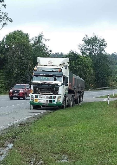 拖格罗里抛锚停在路旁，司机等待援助。（取自Penang Kini脸书）