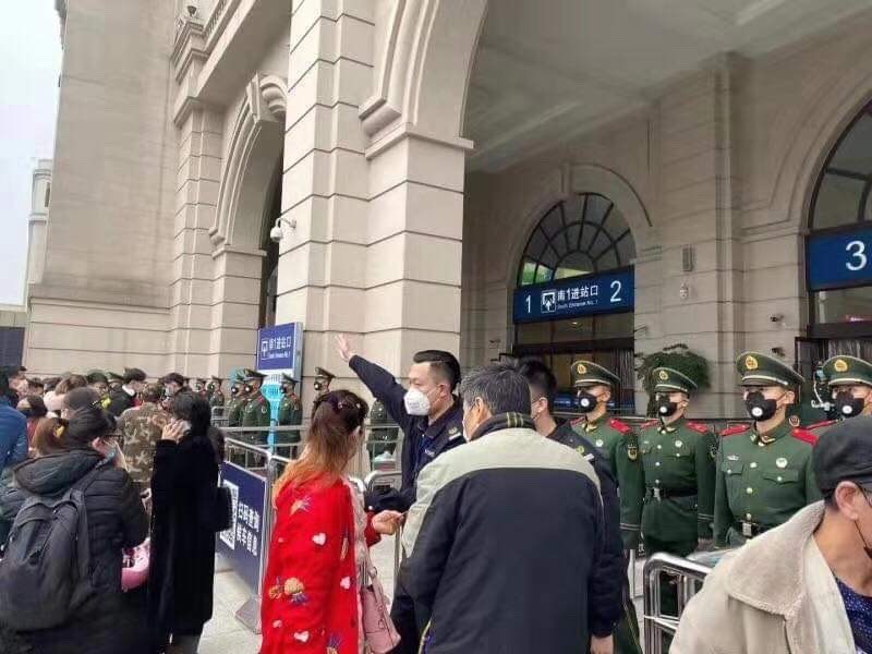 武汉汉口车站外23日上午有民众欲进入搭车，但遭公安及便衣人员拦阻。武汉市当局23日凌晨宣布，市内地点及联外铁路、机场上午10时起暂停营运，民众不得出城。（读者提供）