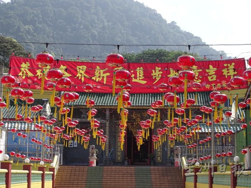 金宝古庙外置放了200个红灯笼，吸引民众及游客前去打卡。