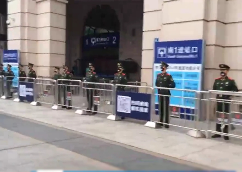 公安在汉口火车站前架设铁栏。（互联网照片）