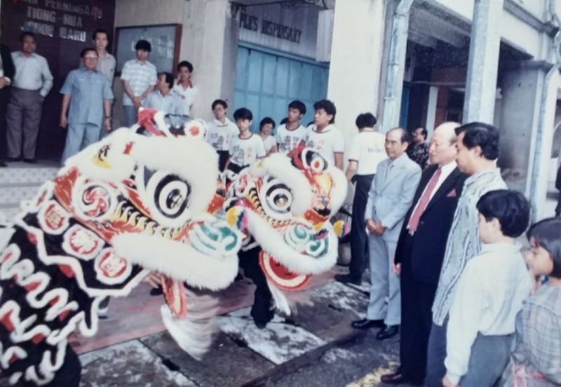 1987年新年，时任新山中华公会会长拿刘南辉在依布拉欣路旧会所外，迎接柔佛州务大臣拿督慕尤丁出席新年团拜。