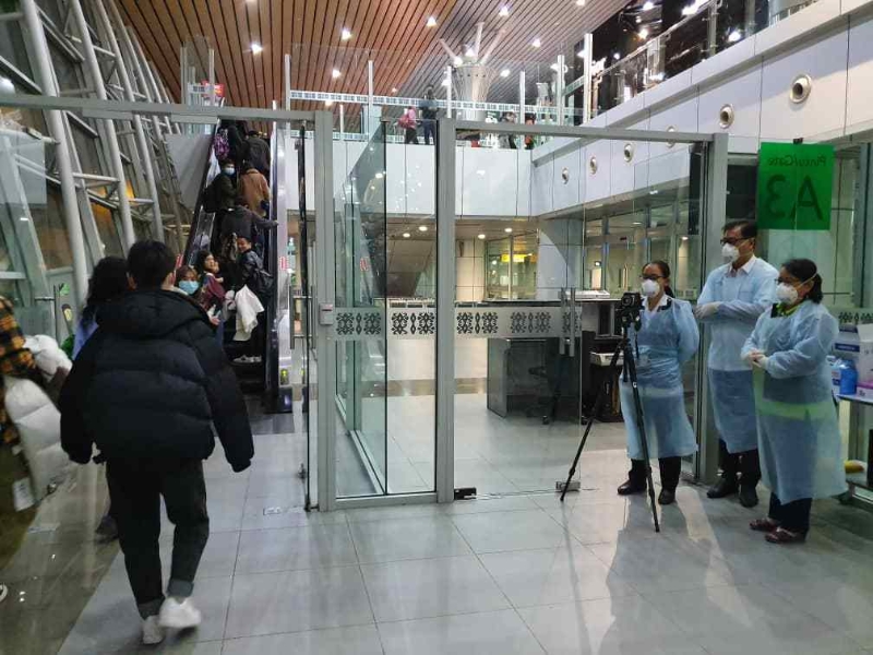 武汉肺炎全球蔓延，卫生部决定在亚庇国际机场扩大监督至所有国际航班，在机场入境处设人体热能探测器扫描所有国际航班的入境乘客。