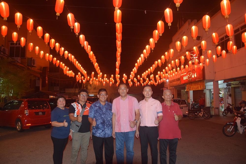 萧妙光（中）主持亮灯仪式，左起是村委温金英、赖嘉祥、刘富兴、刘佳駺和张国强。