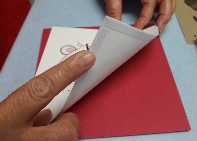 图卡背面贴上双面胶，贴在红色卡纸上。