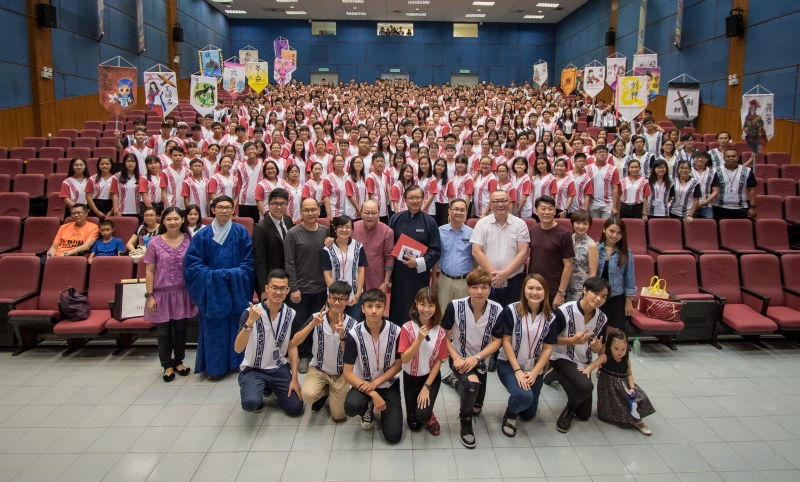 “中华文化营”每年吸引近五百多位的国内外中学生参与，包括来自印尼、文莱、香港、台湾甚至美国的青少年。