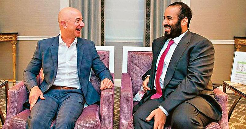图为2018年3月，沙地王储穆罕默德（右）访问美国，与亚马逊老板贝佐斯（左）会晤，期间两人有说有笑。（互联网照片）