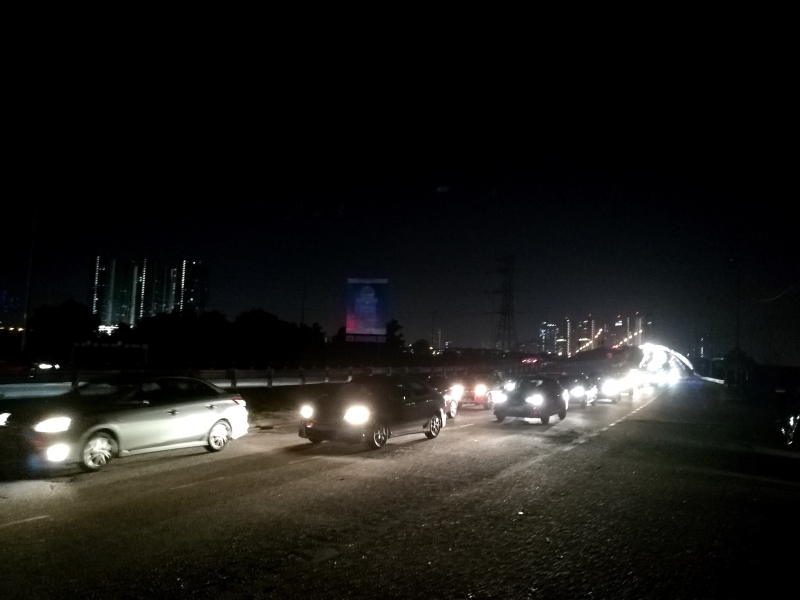 新山往百万镇大桥方向周三晚上出现车龙，原来是柔州陆交局设路障检查途经摩哆车。