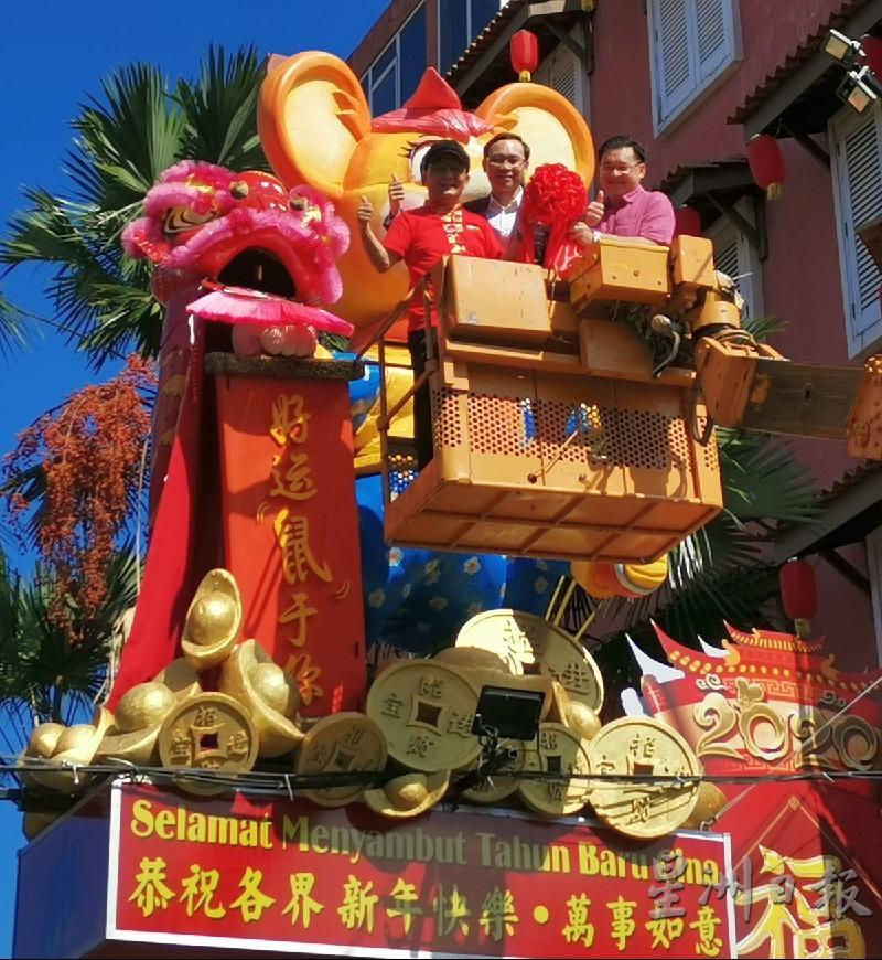颜天禄（右起）、郑伟松和李传财为“好运鼠”挂上红绫，希望它为各界带来吉祥及圆满的祝福。