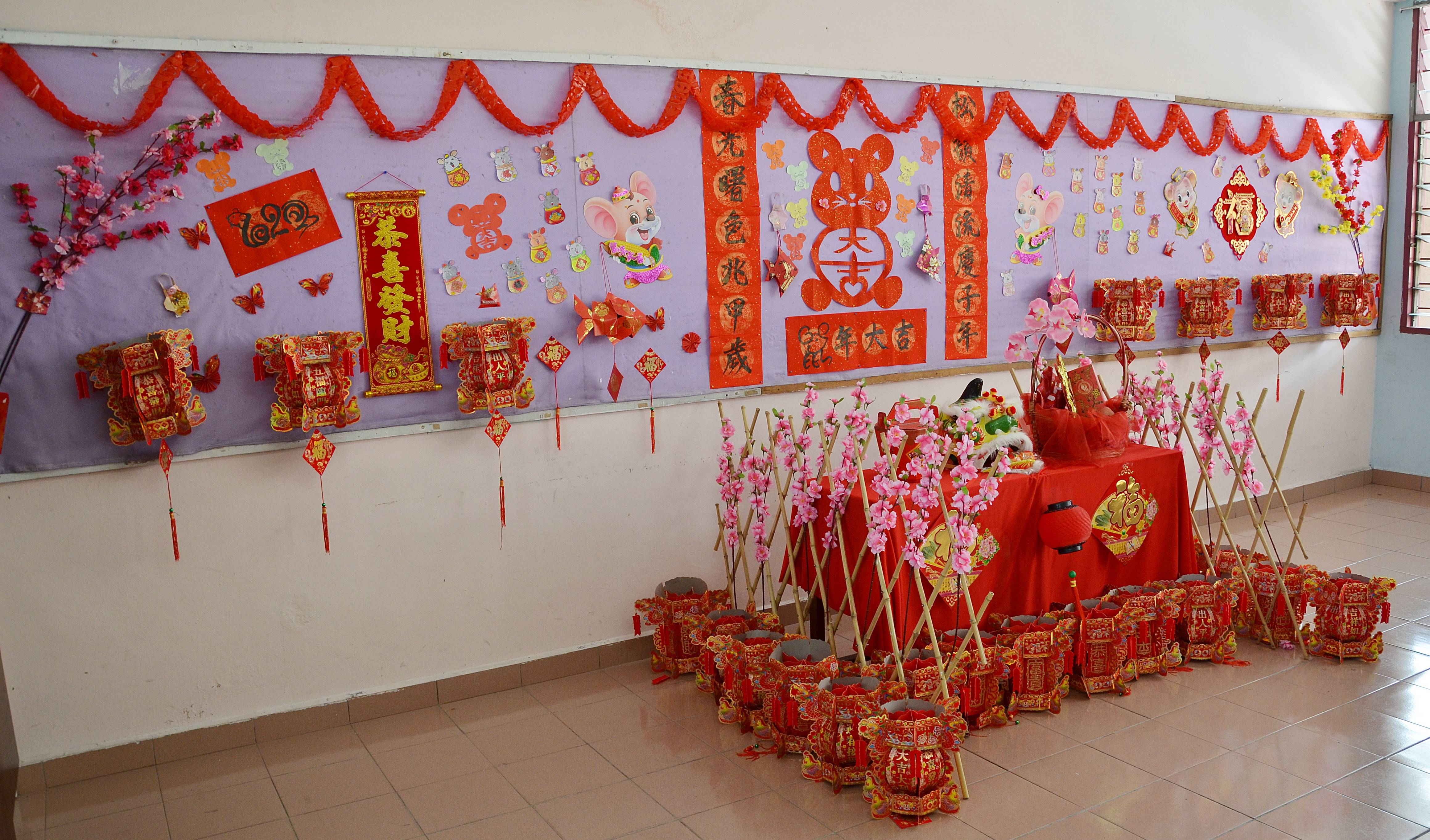 “鼠年大吉”年景和摆设装饰，春节气氛浓厚，是6M班师生的杰作。