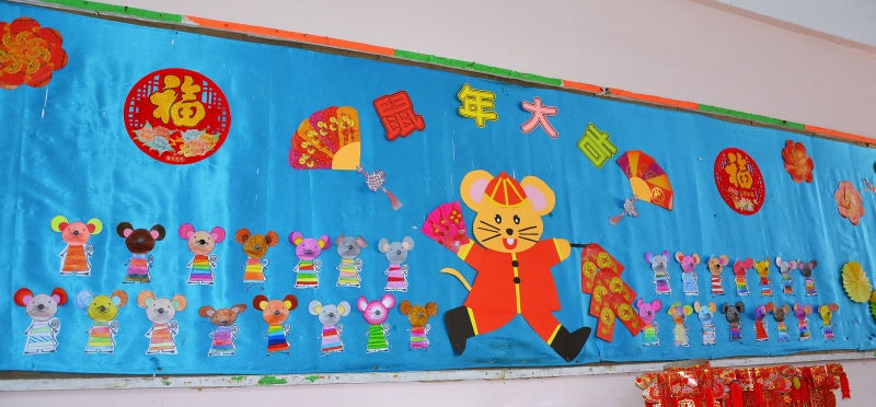 “鼠年大团圆”齐贺年年景上五颜六色的生肖鼠，展现4M班同学们的各自喜好与个性。