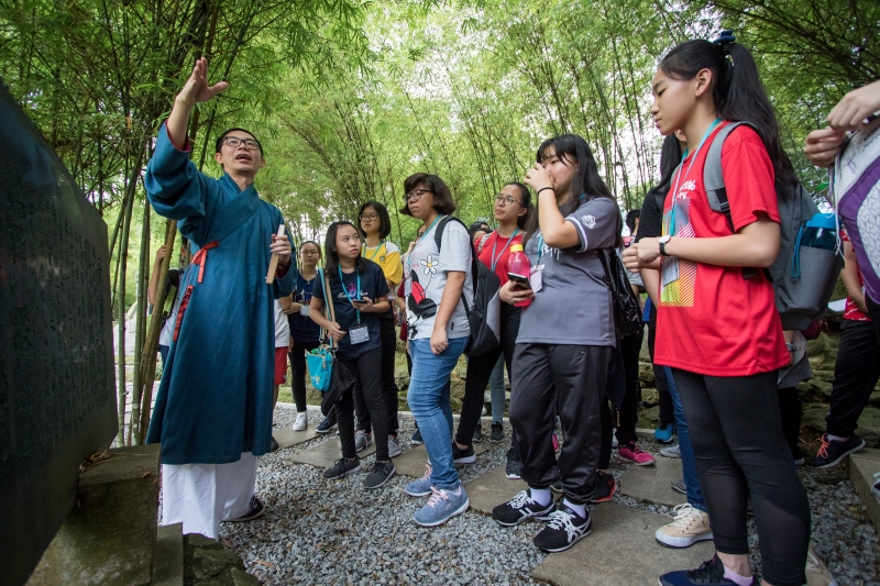 营会的其中一天，营员将到中华人文碑林探索，进一步了解中华历史人物故事及人物与书法的关系人。

