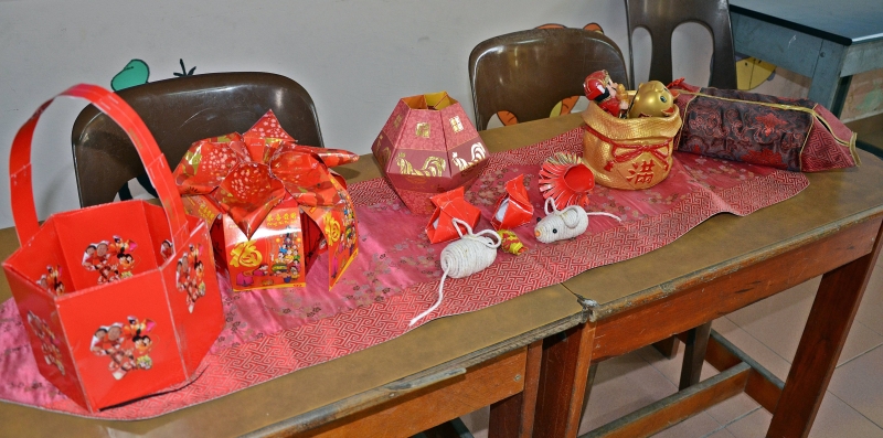 以手工麻绳制作出的生肖鼠与新年装饰品，额外吸睛。

