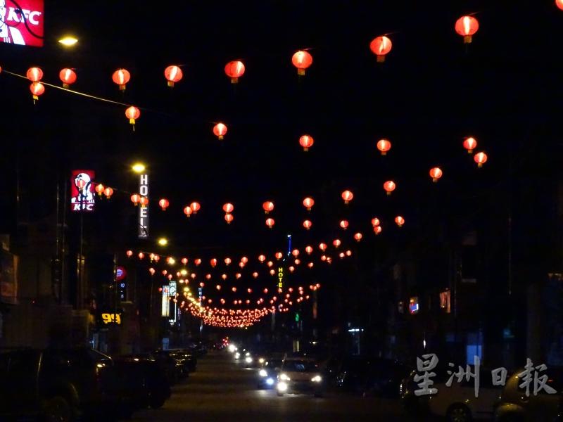 金宝老街挂上近500个红灯笼，夜幕降临时，更显喜庆气息。