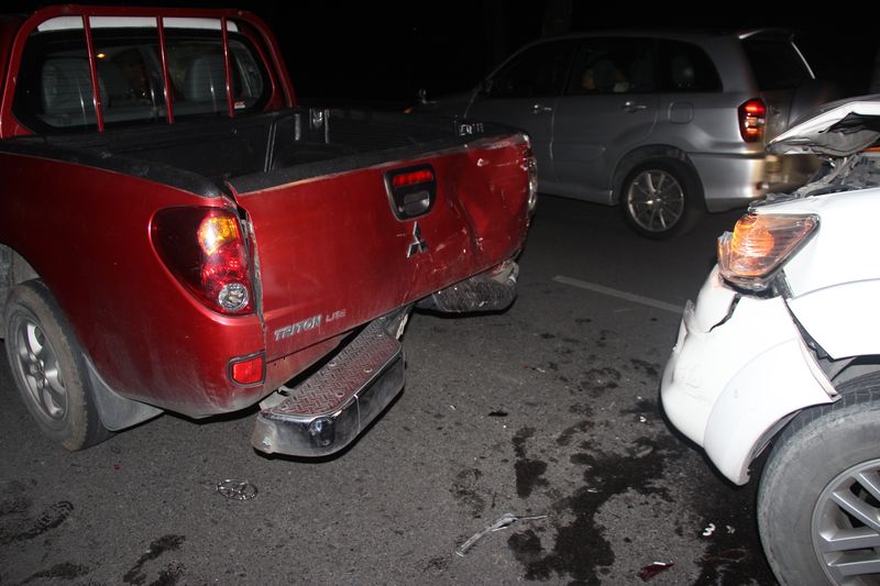 红色货卡的防撞杆和车斗被白色货卡撞毁。
