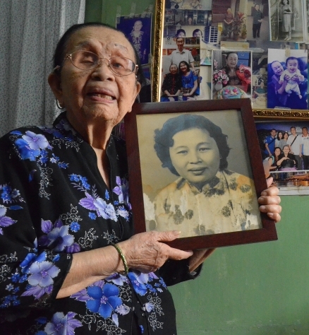 Granny Lim shows a picture of her taken when she was younger. BERNAMA