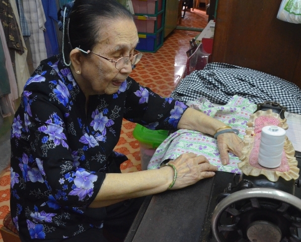99-year-old Lim Sheng still sews and plays mahjong, and these require considerable mental fitness as well as a sharp memory. BERNAMA
