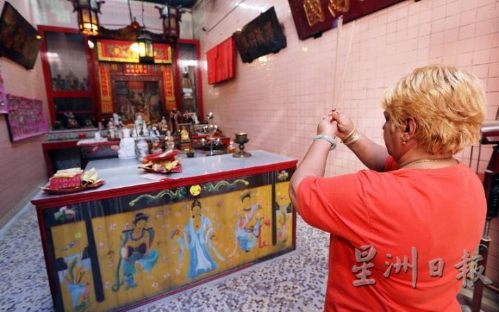 拉吉在吉隆坡仙四师爷庙工作了二十多年，每年农历新年前也会找空档为自己和家人祈福。