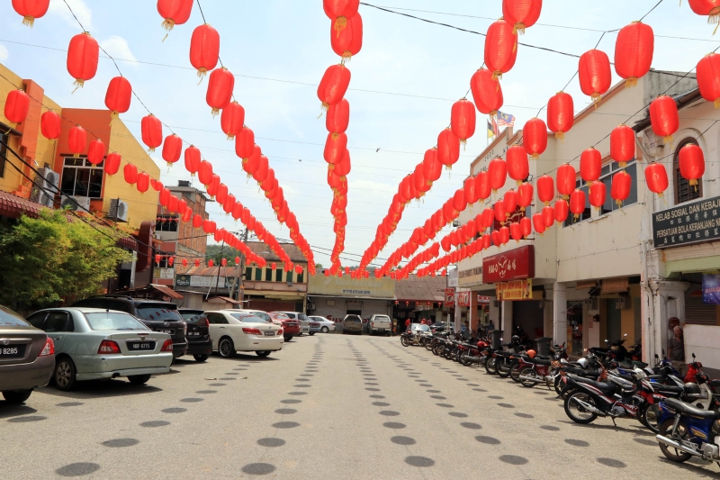 在前几年，芙蓉老街上悬挂清一色的红灯笼，更显传统新年的风貌。