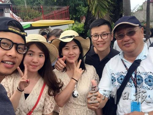 郑德华（右一）说，中国团游客减少，导致主要带本地团的他业绩也受影响，被专带中国团的导游抢客。