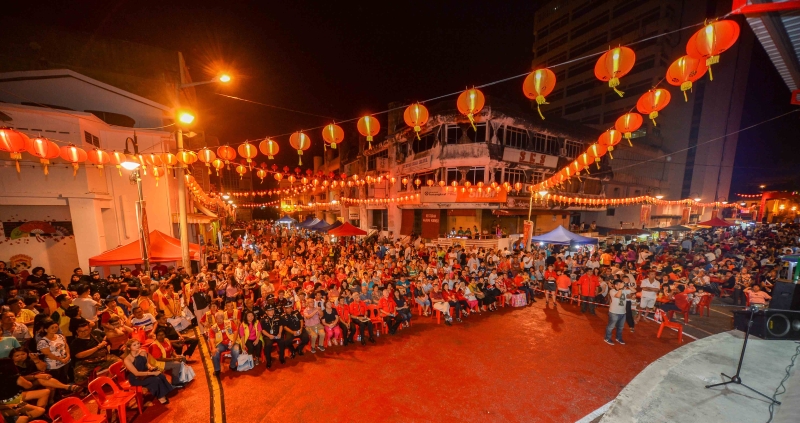 芙蓉文化街也在新年期间举办各种新春活动，民众携家带眷参与，温馨度过新年。