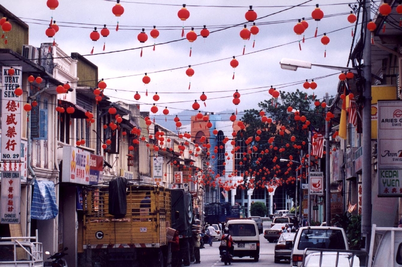 红彤彤的灯笼覆盖整个街道，往年的新年装饰虽简单，却显得年味更浓。