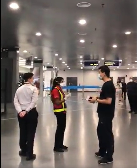 3名机场工作人员戴上口罩，严正以待。