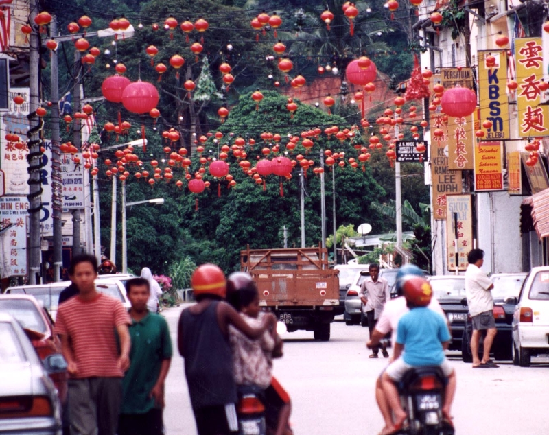 90年代的街道上悬挂大大小小的红灯笼，也意味著“新年来咯！”